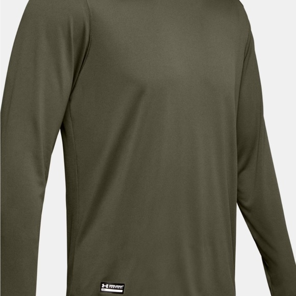 Under Armour long sleeve 100% polyester stretch material, it runs large - Picture 5 of 6